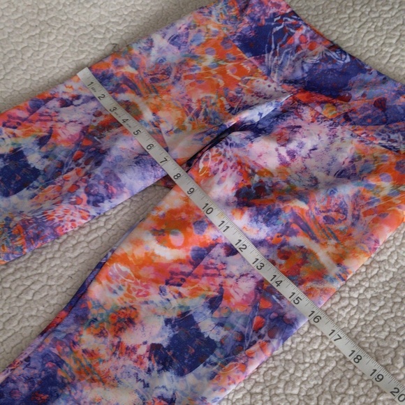 Onzie S/M Watercolor Tie Dye Crop Leggings - Picture 7 of 11